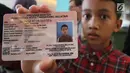 Seorang anak memperlihatkan Kartu Identitas Anak (KIA) yang baru diterima di mal Living Wolrd Alam Sutera, Tangsel, Senin (17/12). Pembuatan KIA di mall itu untuk memudahkan masyarakat yang ingin mendaftarkan identitas anaknya. (Merdeka.com/Arie Basuki)