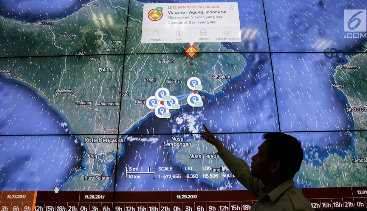 Petugas menunjukan gambar peta pulau Bali terkait tingkat erupsi Gunung Agung di Gedung BNPB, Jakarta, Senin (27/11). Tingkat erupsi Gunung Agung saat ini meningkat dari fase freatik ke magmatik. (Liputan6.com/Faizal Fanani)
