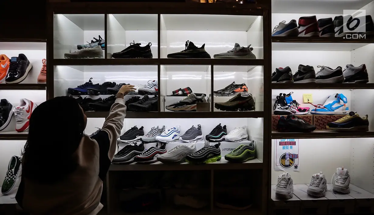 Penjual merapikan sepatu sneaker pada bazar Sneakerpeak Kemang Quatro di Lippo Mall Kemang, Jakarta, Rabu (20/11). Berbagai model dan pilihan ditawarkan bagi para pecinta sneaker.  (Liputan6.com/Fery Pradolo)