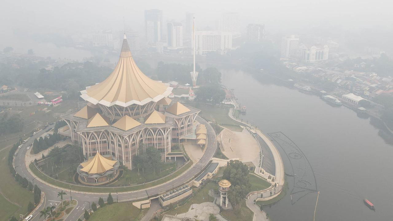 Asap Kebakaran Hutan Indonesia Menyelimuti Kota Kuching