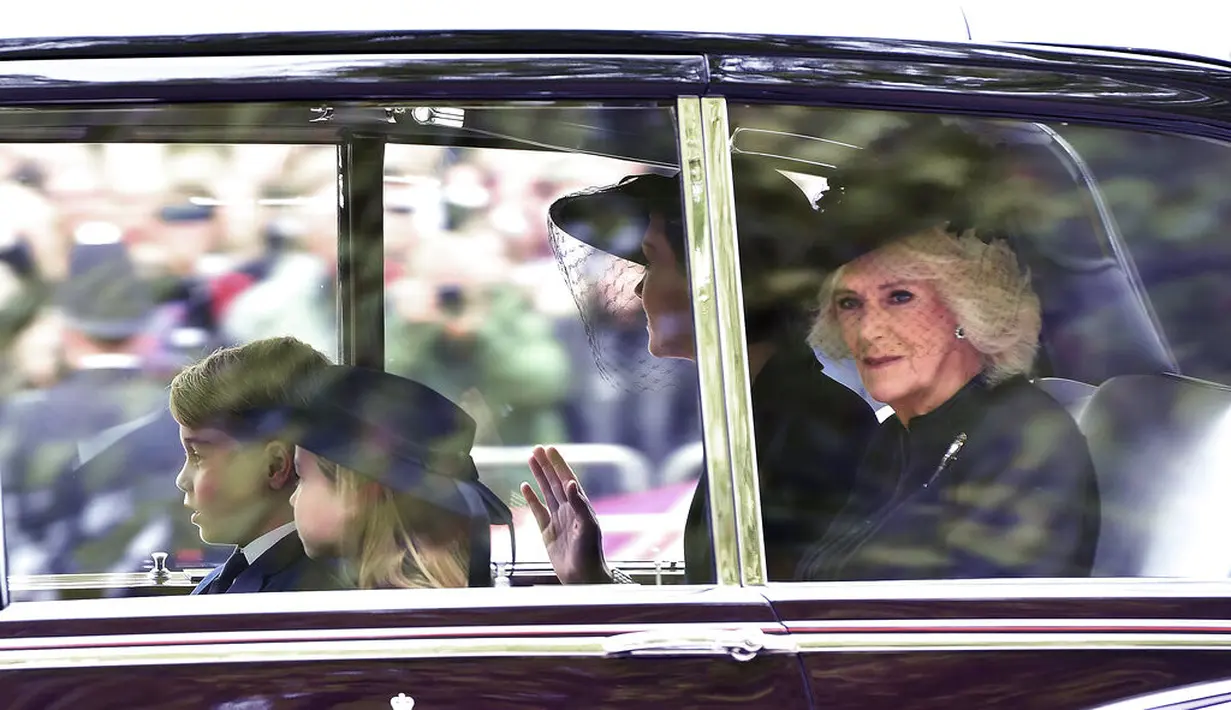 Pangeran George, Putri Charlotte, Kate Middleton, serta Camilla dalam Pemakaman Ratu Elizabeth II. (Anthony Devlin/Pool Photo via AP)