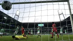 Pemain Bayer Leverkusen, Kai Havertz, mencetak gol ke gawang Werder Bremen pada laga Bundesliga di Weserstadion, Bremen, Senin (18/5/2020). Bayer Leverkusen menang 4-1 atas Werder Bremen. (AP/Stuart Franklin)