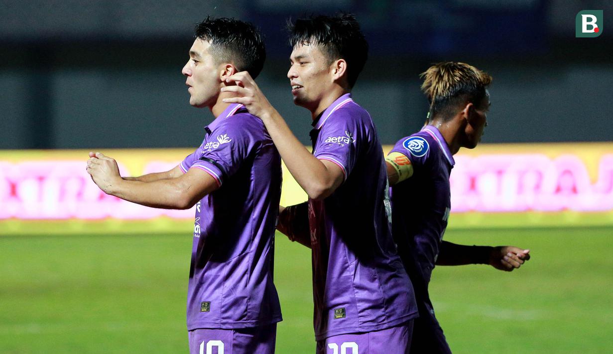 <p>Pemain Persita Tangerang, Ezequiel Vidal (kiri) melakukan selebrasi usai mencetak gol ke gawang Dewa United dalam laga pekan ke-3 BRI Liga 1 2022/2023 antara Persita Tangerang melawan Dewa United di Indomilk Arena, Tangerang, Minggu (7/8/2022) malam WIB. (Bola.com/M Iqbal Ichsan)</p>