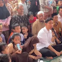 Wakil Presiden terpilih Gibran Rakabuming Raka saat blusukan dan bertemu warga Rusun Muara Baru, Jakarta Utara. (Foto: Merdeka.com/Rahmat Baihaqi).