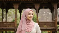 9 Model Gamis Brokat Kombinasi Satin untuk Remaja, Anggun di Berbagai Acara