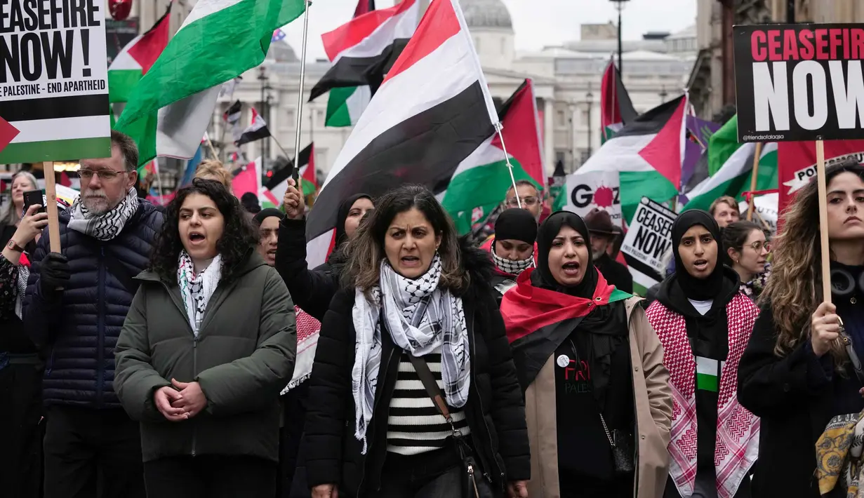 Para pengunjuk rasa pro-Palestina memegang spanduk, bendera, dan plakat dalam sebuah demonstrasi di London, Sabtu, 3 Februari 2024, menuntut gencatan senjata dan diakhirinya pengepungan Gaza. (AP Photo/Kin Cheung)