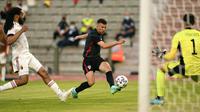 Striker Kroasia, Ivan Perisic (tengah) melepaskan tendangan ke gawang Belgia dalam laga uji coba menjelang berlangsungnya Euro 2020 di King Baudouin Stadium, Brussels, Minggu (6/6/2021). Kroasia kalah 0-1 dari Belgia. (AP/Francisco Seco)