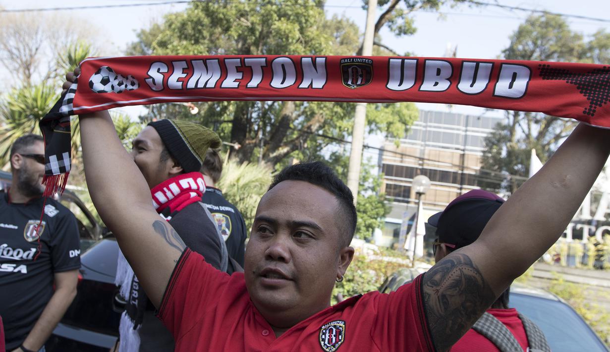 Pendukung Bali United membentangkan syal di depan hotel tempat pemain jelang laga perempat final antara Bali United melawan Arema Cronus di Malang, Sabtu (19/9/2015). (Bola.com/Vitalis Yogi Trisna)