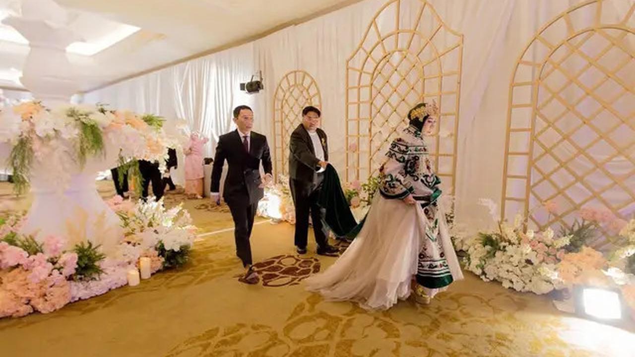 Gaya Kondangan Melly Goeslaw, Tampil Beda dengan Gaun Bertabur Permata