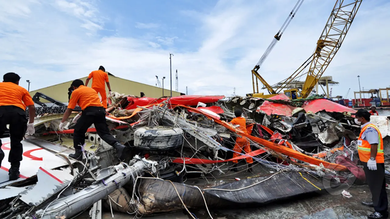Proses Pemindahan Bangkai Badan Airasia QZ8501
