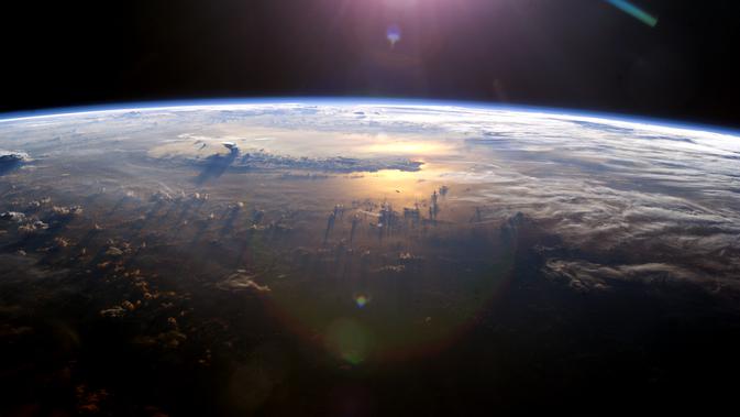 Penampakan Bumi dilihat dari angkasa luar (apod.nasa.gov)