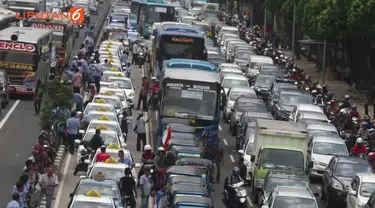 Sopir taksi berani ini bergerak maju dan mundur menabrak rekan-rekannya yang menghadang untuk mengajak demo.