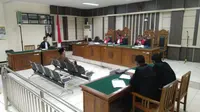 Wakil Ketua DPR RI Taufik Kurniawan mendengarkan vonis majelis hakim tipikor Semarang yang menghukumnya dengan penjara 6 tahun dan denda Rp200 juta. (foto: Liputan6.com/felek wahyu)
