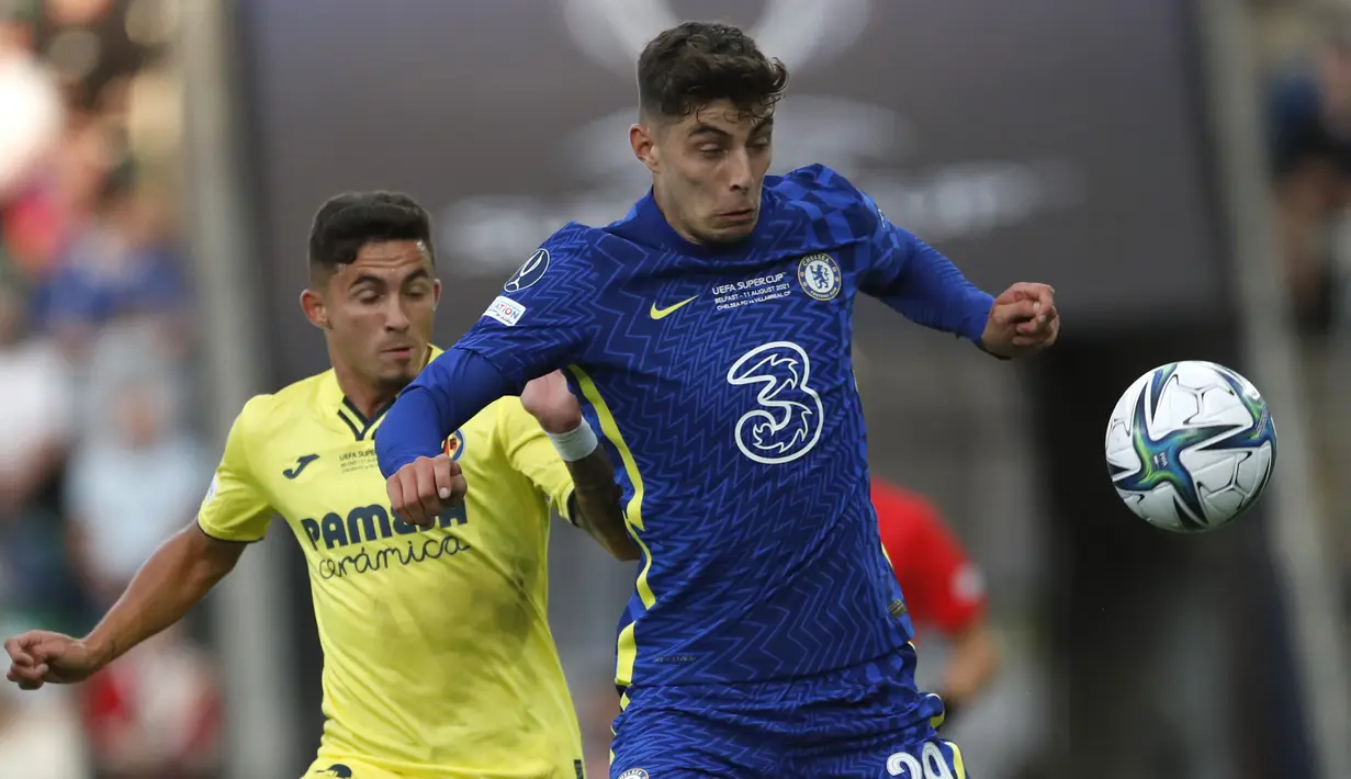 Gelandang Chelsea Kai Havertz berusaha menguasai bola saat melawan Villarreal dalam laga Piala Super Eropa di Windsor Park, Kamis dinihari WIB (12/8/2021). Chelsea juara setelah menang 6-5 lewat drama adu penalti usai kedua tim bermain imbang hingga perpanjangan waktu. (AP Photo/Peter Morrison)