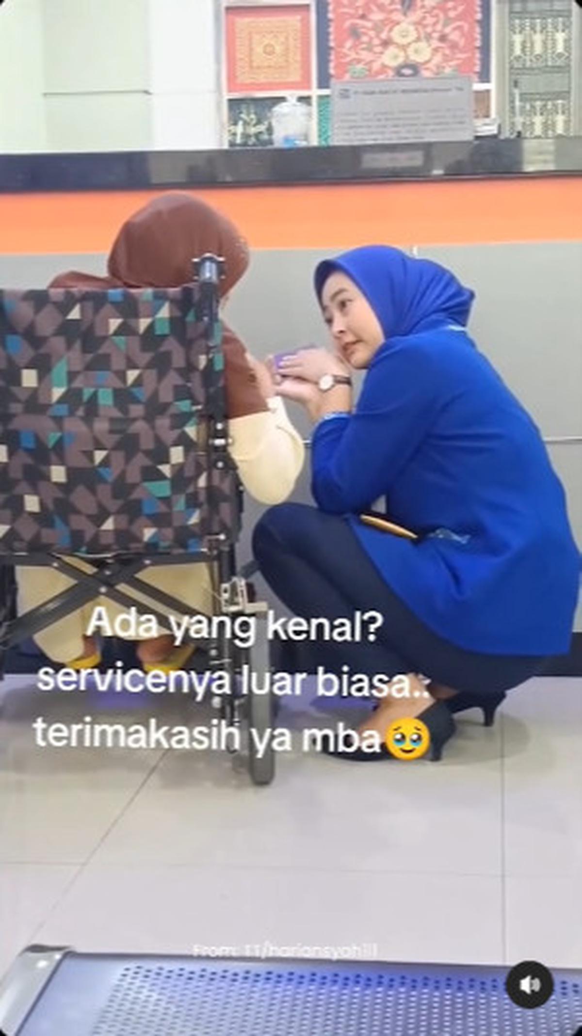 Sosok Teller Bank Layani Lansia Penuh Sopan