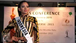 Puteri Indonesia Anindya Kusuma Putri mengenakan salah satu yang akan dibawanya saat perhelatan Miss Universe 2015, Jakarta, Kamis (26/11/2015). Anindya akan membawa 25 kostum selama berada di AS (Liputan6.com/Gempur M Surya)