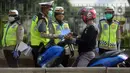 Polisi menindak pengendara sepeda motor yang melanggar aturan lalu lintas di Jalan Pasar Rumput, Manggarai, Jakarta, Selasa (21/7/2020). Polisi akan menggelar Operasi Patuh Jaya 2020 pada 23 Juli sampai 5 Agustus 2020 di seluruh Polda se-Indonesia. (merdeka.com/Imam Buhori)