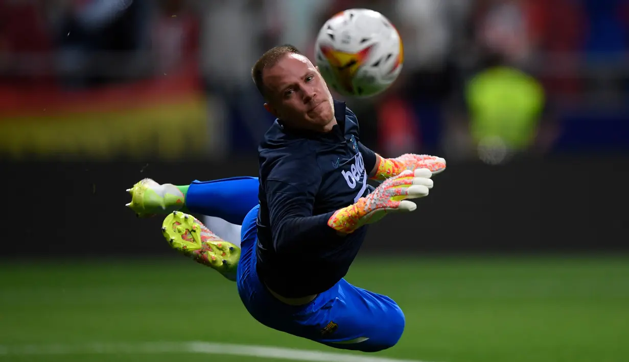 Marc-Andre ter Stegen. Kiper berusia 29 tahun yang telah 8 musim memperkuat Barcelona ini menjadi pilihan utama di musim ketiganya pada 2016/2017 hingga kini. Bersama Timnas Jerman yang telah 27 kali dibelanya, ia hanya jadi pelapis kiper Bayern Munchen, Manuel Neuer. (AFP/Oscar Del Pozo)