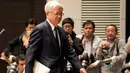 Presiden dan CEO Kobe Steel Hiroya Kawasaki usai memberi keterangan pers di Tokyo, Jepang,  Selasa (6/3). Kasus pemalsuan data Kobe Steel muncul Oktober tahun lalu yang akhirnya terbongkar satu demi satu. (AP Photo/Shizuo Kambayashi)