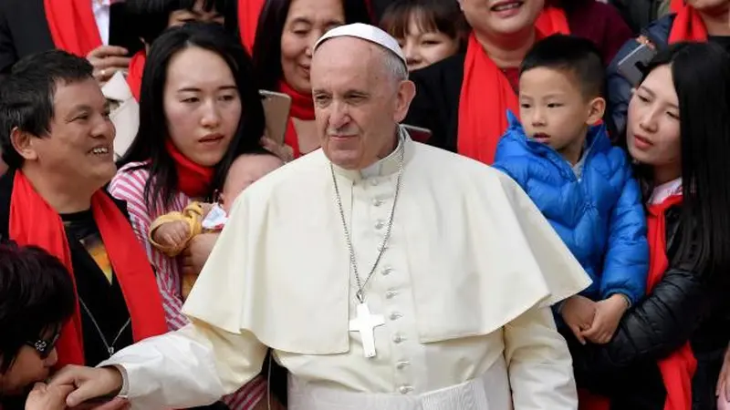 Paus Fransiskus menyapa umat Katolik Roma saat berkunjung ke China pada pertengahan September 2018 (AFP)