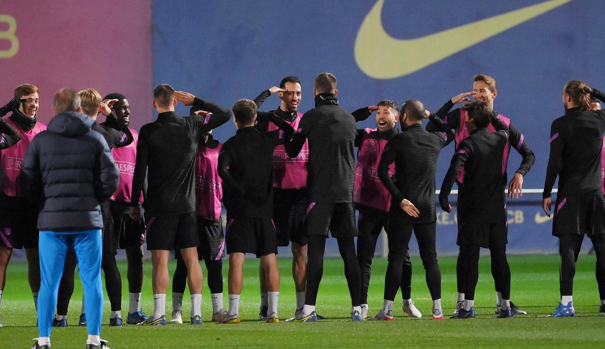 Keceriaan dan semangat terlihat jelas dari para anak asuh Xavi ini. Mereka seakan siap meraup poin penuh di markas mereka sendiri di Camp Nou. (AFP/Lluis Gene)