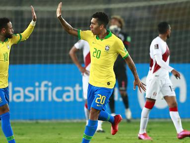 Striker Brasil, Neymar, merayakan gol yang dicetaknya ke gawang Peru pada laga lanjutan kualifikasi Piala Dunia 2022 zona Amerika Selatan, di Estadio Nacional de Lima, Rabu (14/10/2020) pagi WIB. Brasil menang 4-2 atas Peru. (AFP/Daniel Apuy/pool)