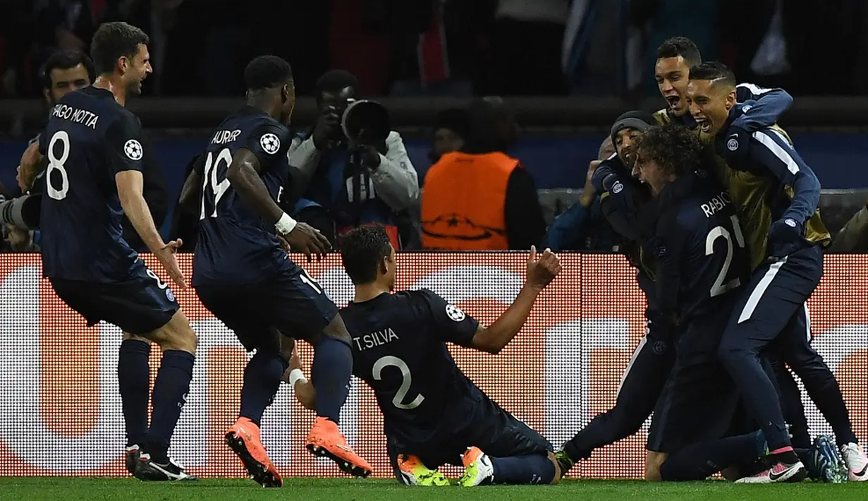 Pemain PSG merayakan gol yang dicetak Adrien Rabiot ke gawang Manchester City pada leg pertama perempat final Liga Champions di Stadion Parc des Princes, Paris, Kamis (7/4/2016) dini hari WIB. (AFP/Franck Fife)