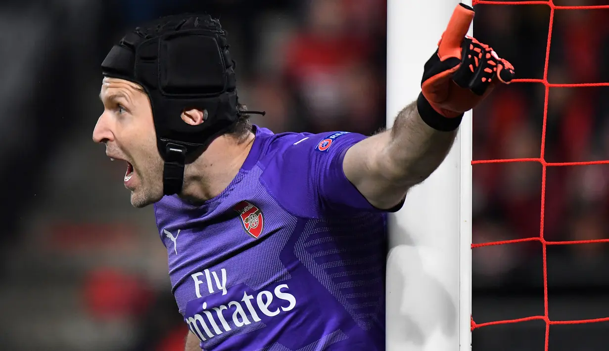 Petr Cech. Eks kiper Republik Ceska berusia 40 tahun yang telah pensiun pada Juli 2019 bersama Arsenal ini tercatat pernah membela Chelsea selama 11 musim mulai 2004/2005 hingga 2014/2015. Selama 10 musim ia selalu menjadi andalan The Blues di semua ajang. Hingga akhirnya Chelsea mendatangkan Thibaut Courtois yang akhirnya menggeser posisinya pada 2014/2015. Pada awal musim 2015/2016 Petr Cech hengkang ke Arsenal hingga memutuskan pensiun pada akhir musim 2018/2019. (AFP/Damien Meyer)