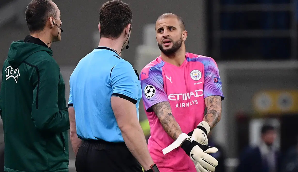 Bek Manchester City Kyle Walker menggunakan sarung tangan selama pertandingan melawan Atalanta pada Grup C Liga Champions di stadion San Siro, Milan, Italia (6/11/2019). Walker yang berposisi bek mengantikan kiper Claudio Bravo yang mendapat kartu merah. (AFP Photo/Marco Bertorello)