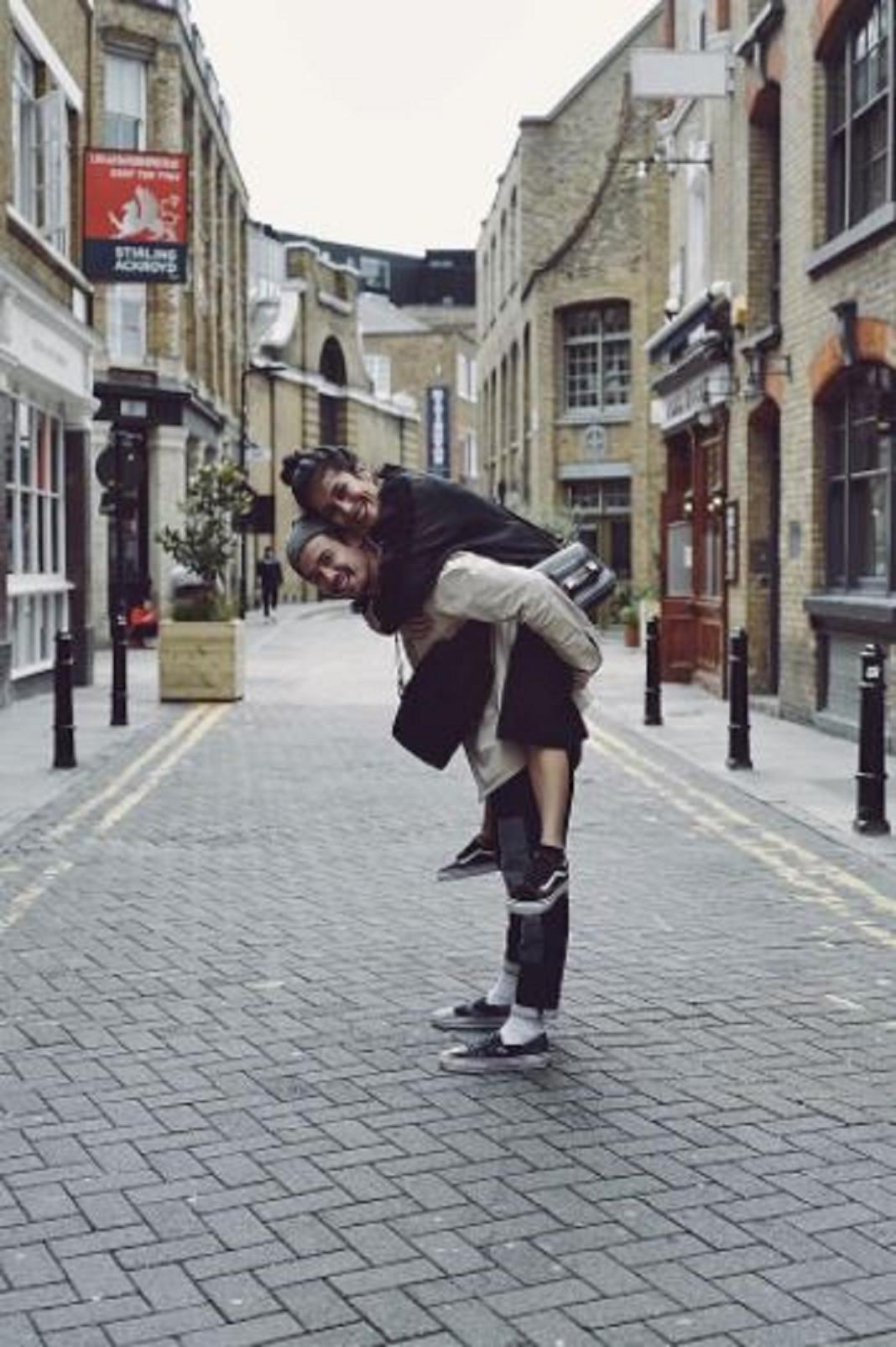 470+ Gambar Romantis Gendong Gratis Terbaru