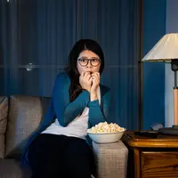 ilustrasi nonton film horor/copyright by PR Image Factory (Shutterstock)