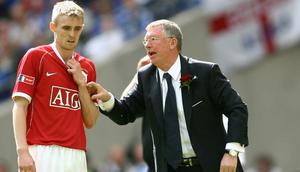 Manajer Manchester United Sir Alex Ferguson (kanan) berbicara dengan pemain Darren Fletcher saat timnya bermain melawan Chelsea di Stadion Wembley di London, 19 Mei 2007, selama pertandingan final Piala FA. (FOTO AFP/ADRIAN DENNIS)