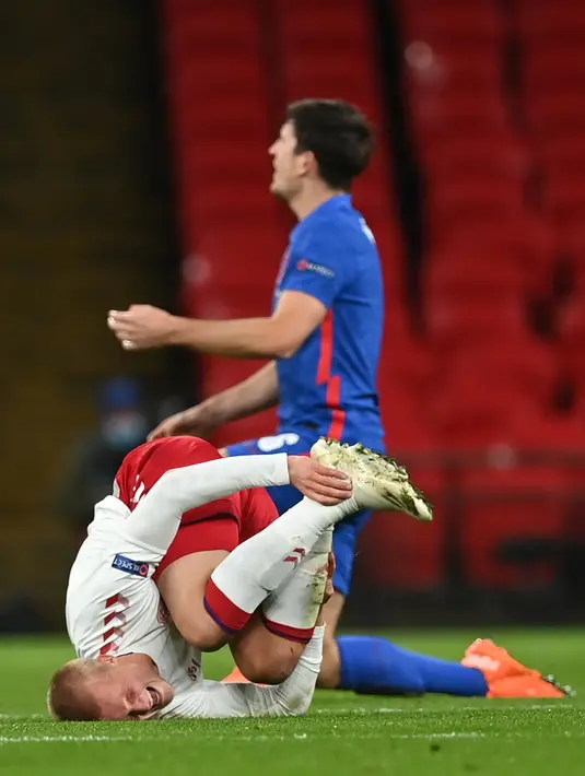 Penyerang Denmark, Kasper Dolberg kesakitan setelah dijegal bek Inggris Harry Maguire dalam lanjutan pertandingan UEFA Nations League grup A2 di stadion Wembley di London (14/10/2020). Inggris takluk atas Denmark 0-1. (AFP/Pool/Daniel Leal-Olivas)