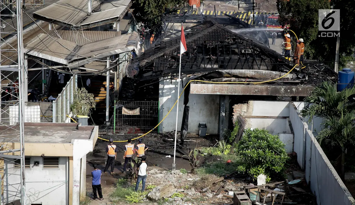Petugas damkar melakukan pendinginan pasca terjadinya kebakaran di Stasiun Klender, Jakarta Timur, Jumat (19/5). Sembilan mobil pemadam kebakaran dikerahkan memadamkan api yang diduga berasal dari korsleting listrik tersebut. (Liputan6.com/Faizal Fanani)