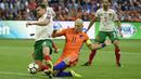 Pemain Belanda, Arjen Robben (tengah) mencetak gol saat melawan Bulgaria pada laga grup A kualifikasi Piala Dunia 2018 di Amsterdam, (3/9/2017). Belanda menang 3-1. (AFP/John Thys)