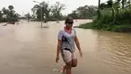 Seorang wanita berjalan melewati genangan banjir yang melanda Ba, wilayah barat Fiji, Rabu (6/4). Otoritas Fiji memerintahkan warganya untuk tetap berada di dalam ruangan seiring semakin mendekatnya siklon Tropis Zena. (NAZIAH ALI/MAI LIFE MAGAZINE /AFP)