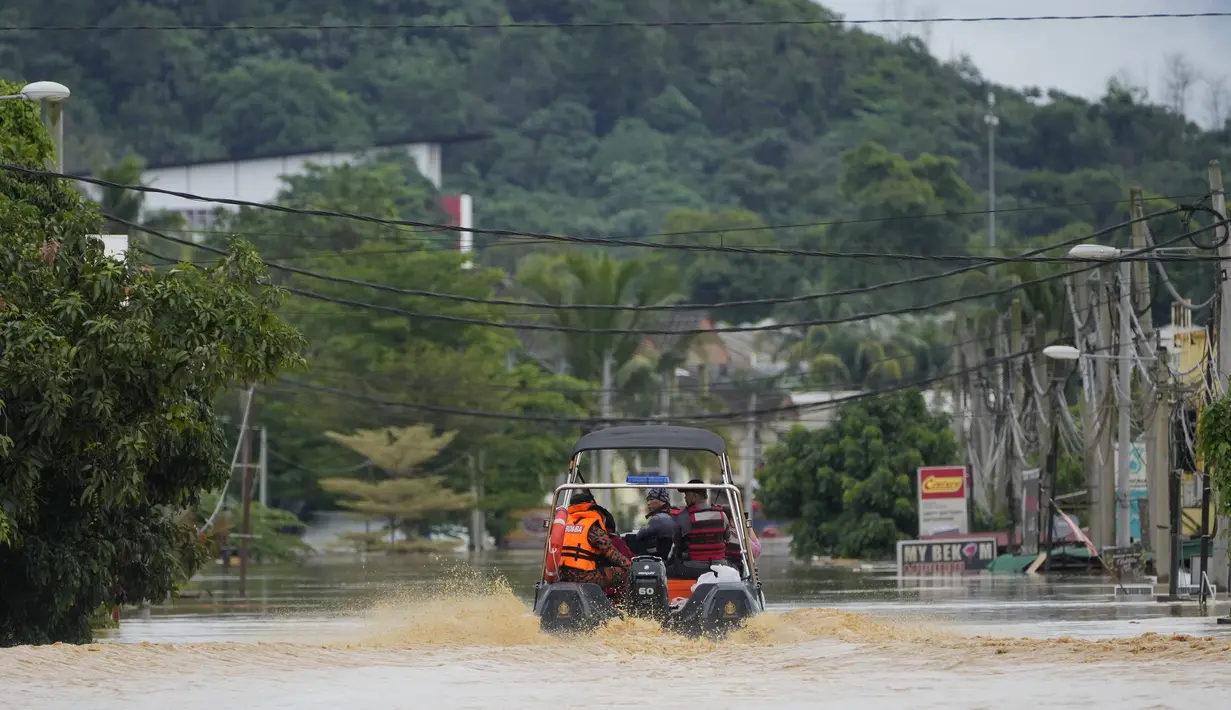 Tim penyelamat dikerahkan untuk korban banjir di Hulu Langat, luar Kuala Lumpur, Malaysia, Minggu (19/12/2021). Kuala Lumpur dan perkampungan sekitarnya dilanda banjir akibat hujan deras selama dua hari, menyebabkan ribuan warga mengungsi dan banyak jalan yang memutus akses. (Foto AP/Vincent Thian)