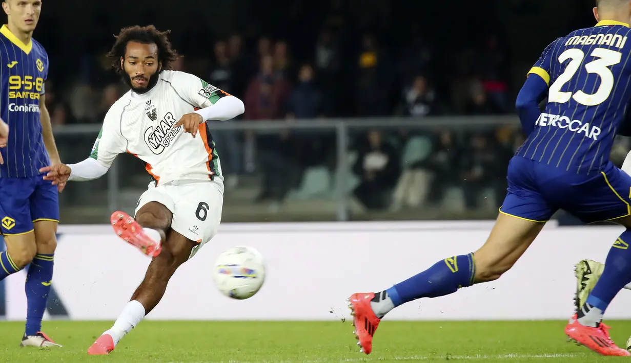 Pemain Venezia, Gianluca Busio berusaha mencetak gol ke gawang Hellas Verona pada laga lanjutan Liga Italia 2024/2025 di Marcantonio Bentegodi Stadium, Italia, Sabtu (05/10/2024) WIB. (AP Photo/LaPresse/Paola Garbuio)