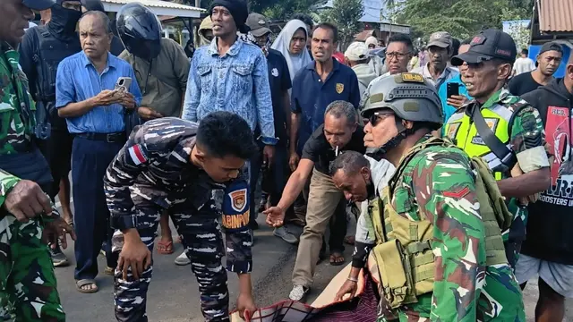 Evakuasi korban tewas dalam bentrokan antar warga di Adonara.