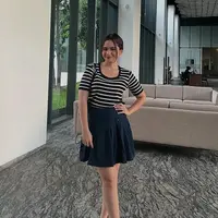 “Boleh kan sekali kali feminim,” tulis Tissa Biani lewat fotonya di sebuah hotel. Tissa Biani pakai atasan bermotif garis-garis hitam putih yang dipadukan dengan rok mini biru. Penampilannya terlihat santai namun tetap stylish, cocok dengan latar ruangan modern yang elegan. (Liputan6.com/IG/@tissabiani)