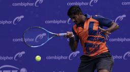 Ganda Putra India, Prajwal Dev, memukul bola saat melawani ganda Indonesia pada laga Combiphar Tennis Open 2019 di Hotel Sultan, Jakarta, Kamis (8/8). Ganda India menang 7-5, 6-1atas ganda Indonesia. (Bola.com/Yoppy Renato)