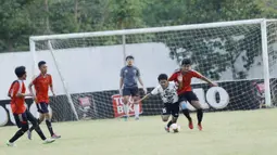 Pemain Universitas Negeri Malang (UM) berebut bola dengan pemain Politeknik Negeri Malang (Polinema) pada laga Torabika Campus Cup 2017 di Stadion UM, Malang, Rabu, (01/11/2017). UM menang 2-0 atas Polinema. (Bola.com/M Iqbal Ichsan)