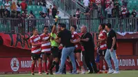 Pemain dan ofisial Madura United melakukan protes kepada wasit Heru Cahyono dalam pertandingan melawan Borneo FC pada pekan ke-14 BRI Liga 1 2023/2024, Minggu (1/10/2023). Madura United kalah 1-2 dari tamunya di Stadion Gelora Madura Ratu Pamelingan, Pamekasan, itu. (Bola.com/Wahyu Pratama)