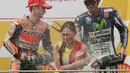 Ekspresi Dani Pedrosa dan Valentino Rossi di podium juara MotoGP Malaysia 2015 di Sirkuit Sepang, Malaysia, Minggu (25/10/2015). (EPA/Fazry Ismail)