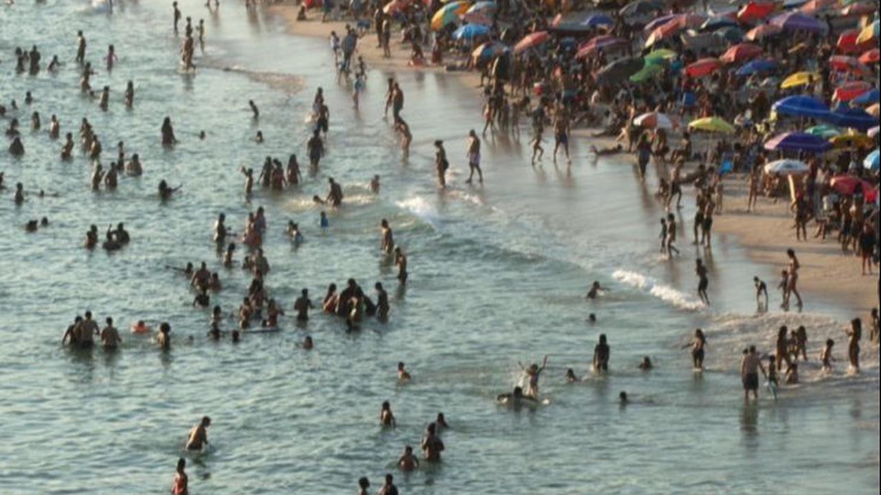 FOTO: Potret Kepadatan Pantai Rio de Janeiro yang Diserbu Warga di Tengah Gelombang Panas, Suhu 60 Derajat Celcius Sempat Melanda Brasil