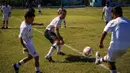Pelatihan ini dilakukan Emilio Butragueno untuk lebih mengenalkan sepak bola kepada anak-anak Kuba. (AFP/Yamil Lage)