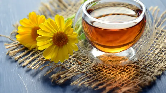 Contoh ilustrasi madu, madu aman digunakan untuk mengobati luka bakar lho.