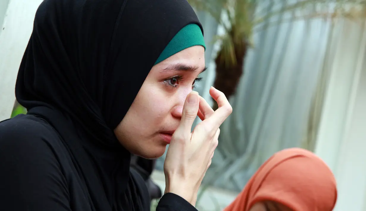 "Kalau boleh jujur baru mulai hari ini (pakai hijab), Minggu lalu baca artikel di media sosial temen aku isinya memang agak-agak merinding." Ujar Dhini Aminarti yang berurai air mata pada Jumat (22/1/2016). (Deki Prayoga/Bintang.com)
