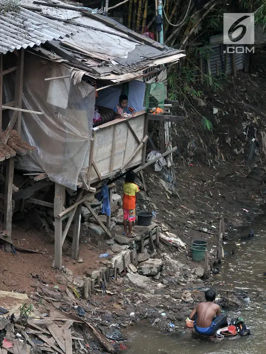 Warga mandi di Kali Ciliwung, Bukit Duri, Jakarta, Kamis (12/4). Pemprov DKI berencana merelokasi bangunan liar yang berada di bantaran kali. (Merdeka.com/Iqbal Nugroho)
