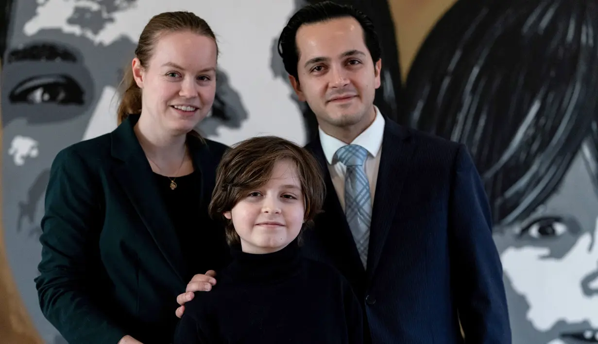 Mahasiswa Belgia Laurent Simons, 9 tahun berpose bersama orang tuanya Lydia dan Alexander selama sesi foto di rumahnya di Amsterdam (21/11/2019). Usai meraih gelar sarjana, Laurent rencananya akan studi ke jenjang yang lebih tinggi. (AFP Photo/Kenzo Tribouillard)